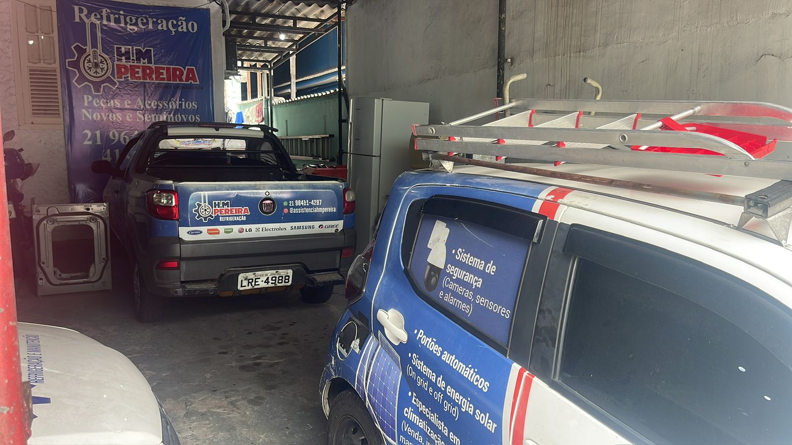 Técnico especializado realizando reparo com ferramentas profissionais